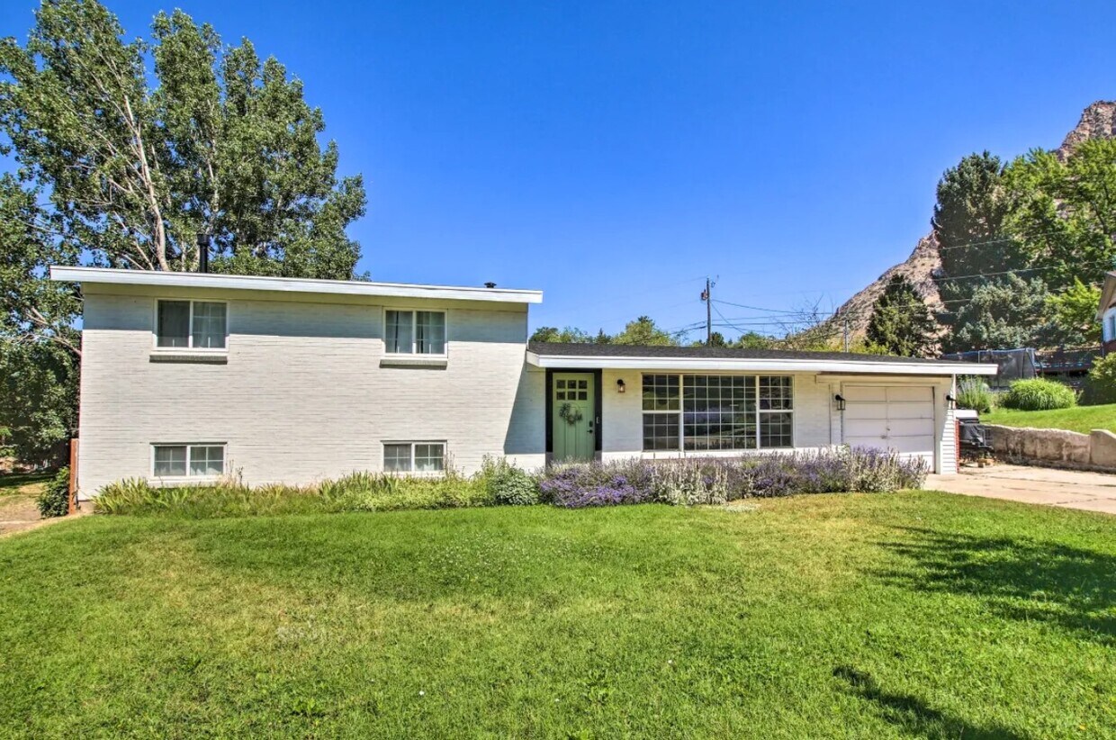 Primary Photo - 615 Hislop Dr