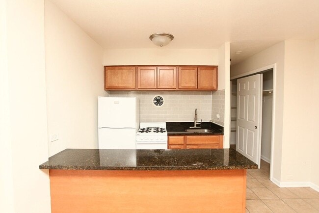 Building Photo - 5847 N Winthrop Ave