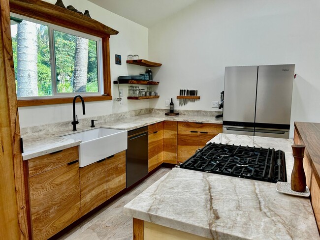 Building Photo - Brand New Luxury Furnished 3 bed 2 bath Ho...