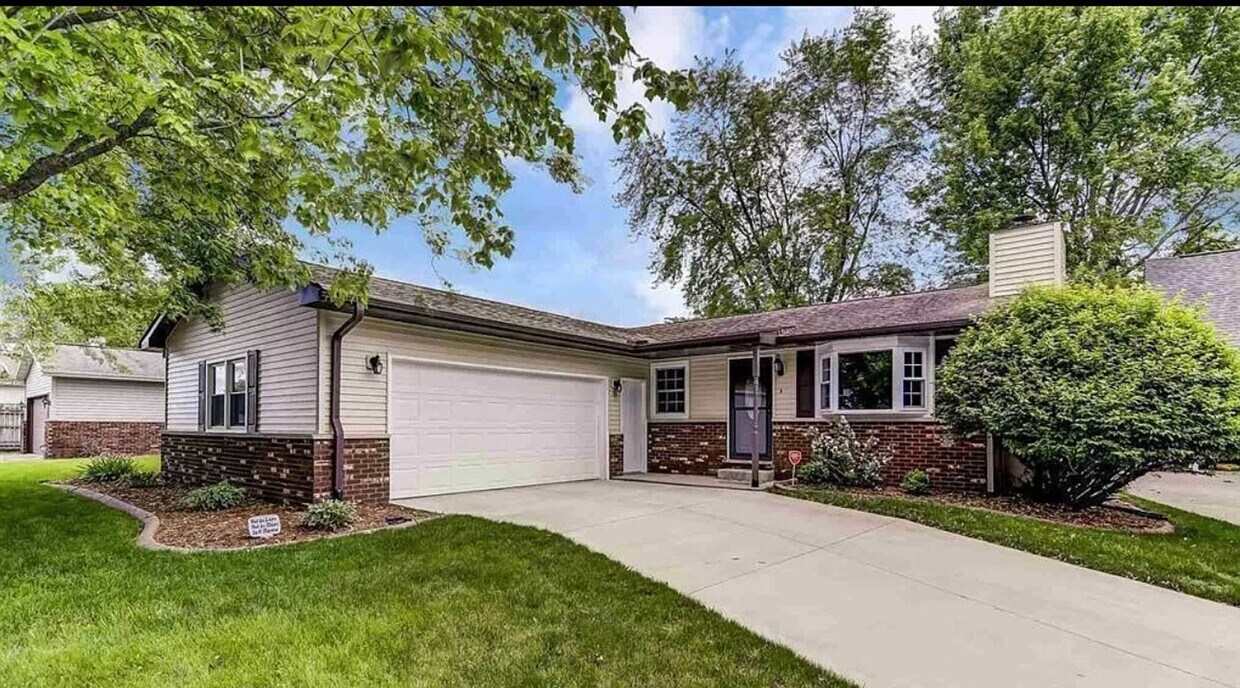 Primary Photo - JUST LISTED for RENT!