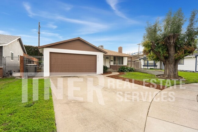 Building Photo - 2017 Buckeye Dr