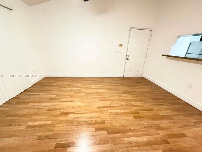 Foto del edificio - 1715 Village Blvd