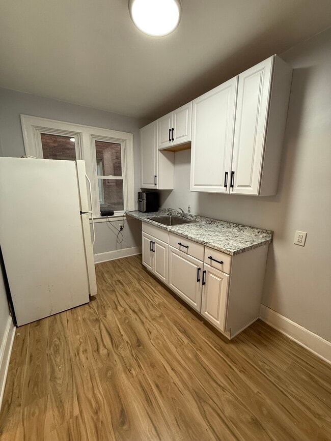 Building Photo - 914 Beaconsfield Ave