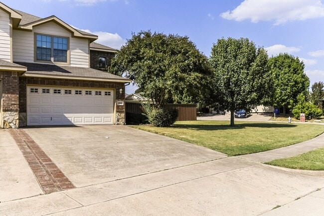 Building Photo - Beautiful 3 Bedroom, 2.5 Bath duplex locat...