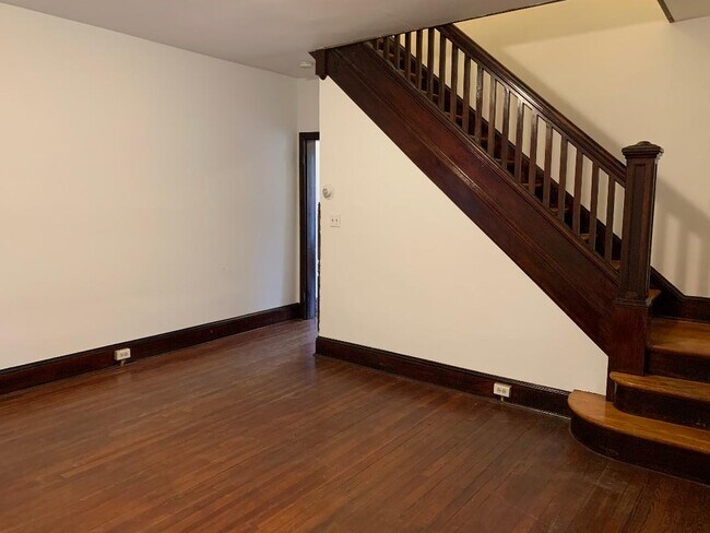 Foto del edificio - 334 E 3rd St