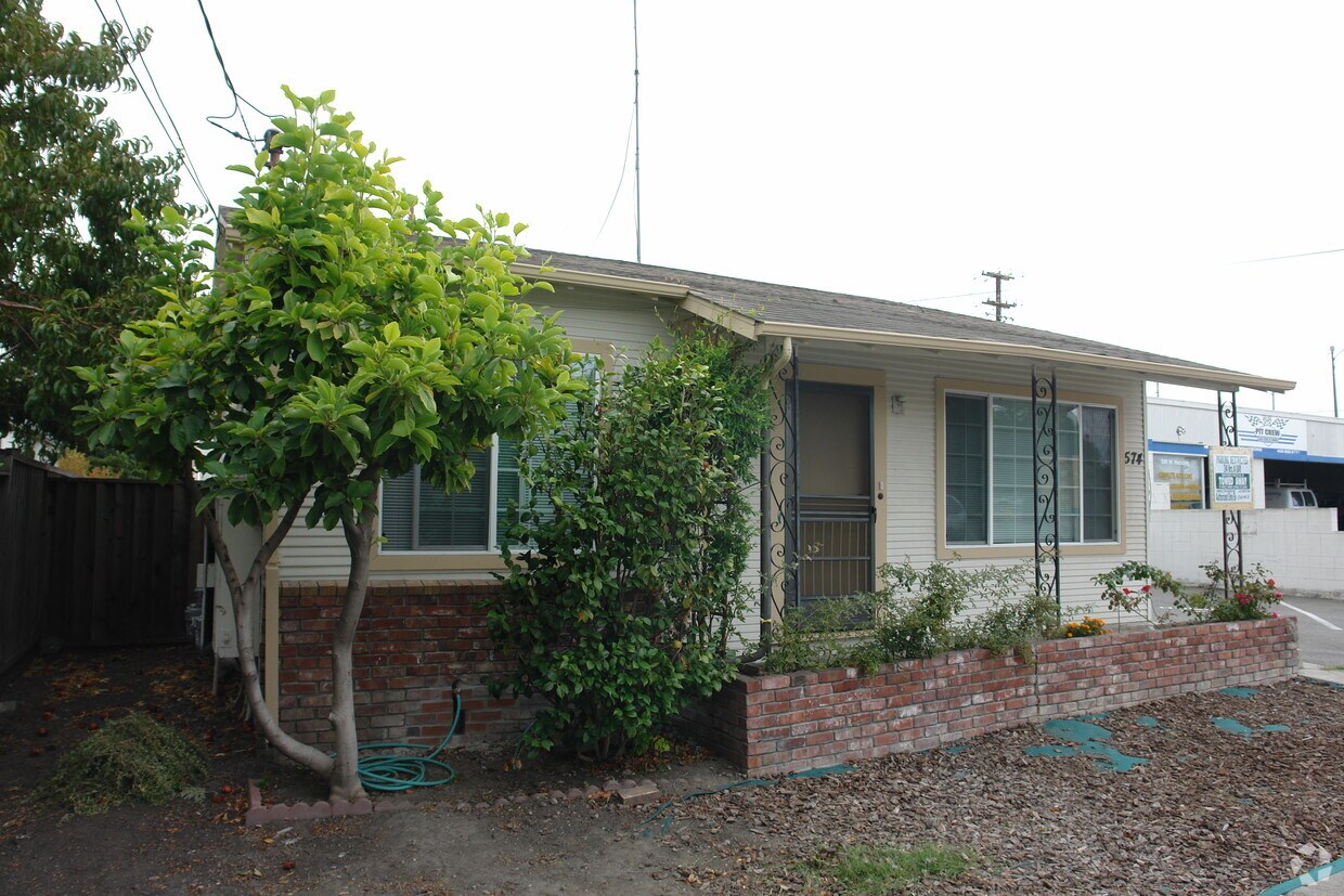 Building Photo - 574 Hedding St
