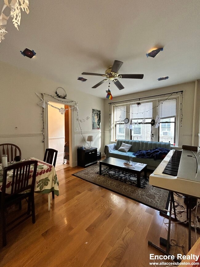 Building Photo - 158 Kelton St