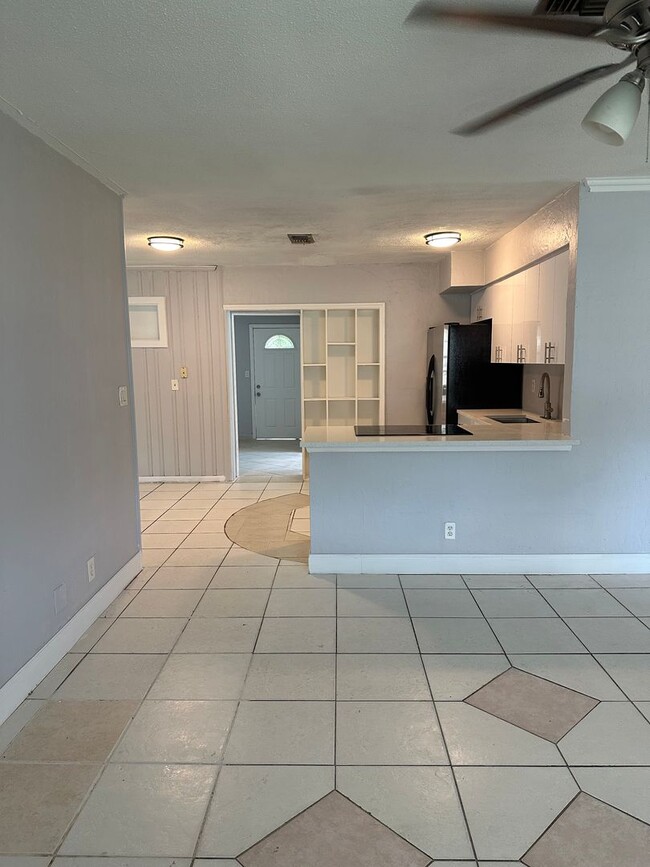 Building Photo - Large home with New kitchen