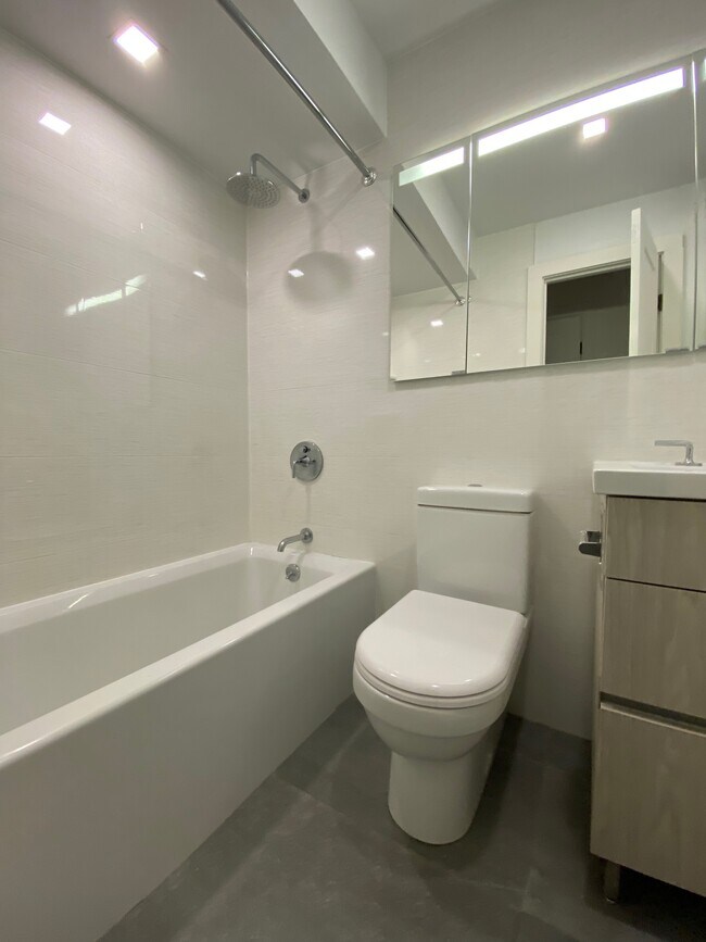 BAÑO - 429 E 80th St