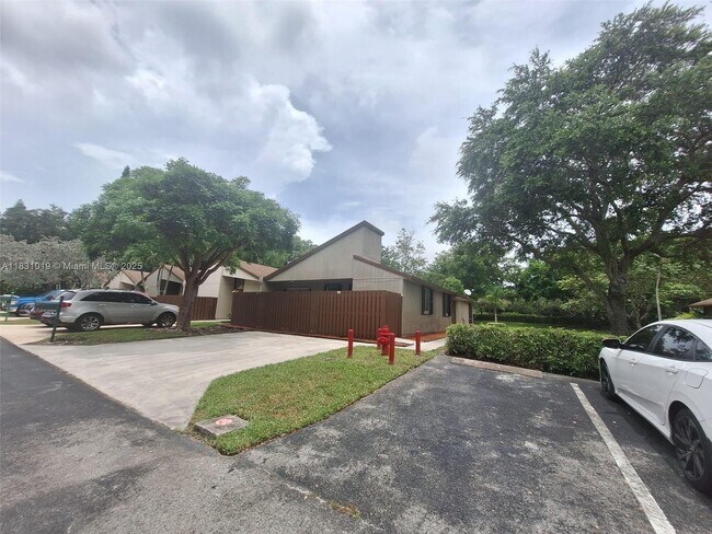 Foto del edificio - 22280 Timberly Dr