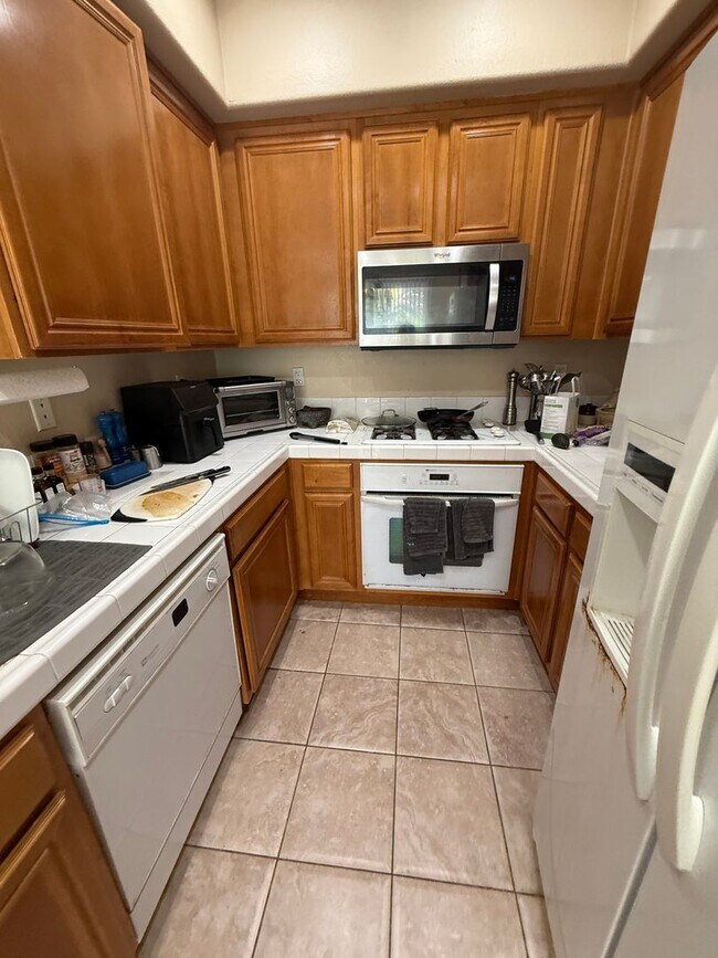 Foto del edificio - Gated 3 br townhome 2 garages fenced yard