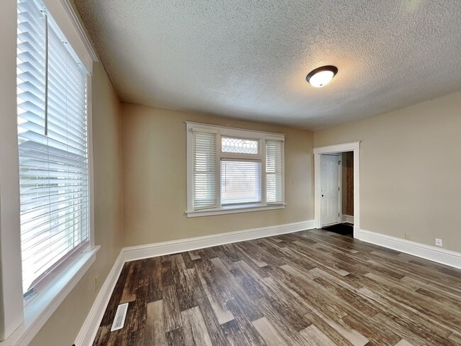 Building Photo - COMING SOON!! 2 Bedroom, 1 Bathroom House in South St. Paul!