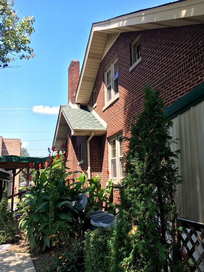 705 E Engineer St Unit B, Corbin, KY 40701 Apartment for Rent in