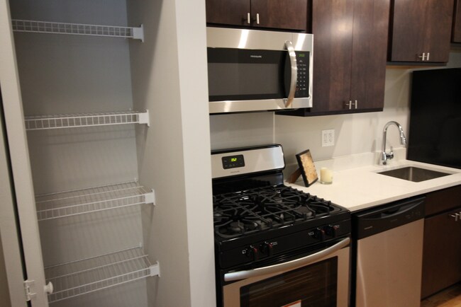 Armario/Despensa y Cocina - 3110 W Sunnyside Ave