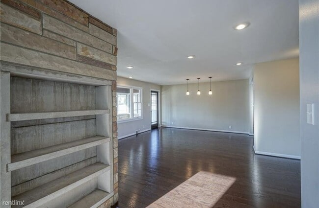 Building Photo - 3 br, 2 bath House - 1807 East Hanna Avenue