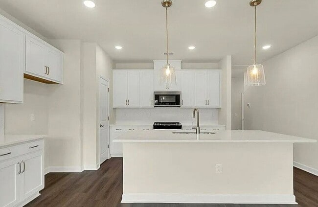 Building Photo - Four bedroom two bath home in Trieste at B...