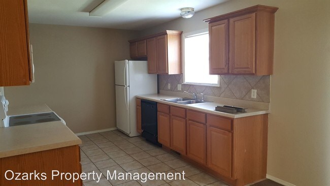 Building Photo - 3 br, 2.5 bath House - 496 Woodlands dr East