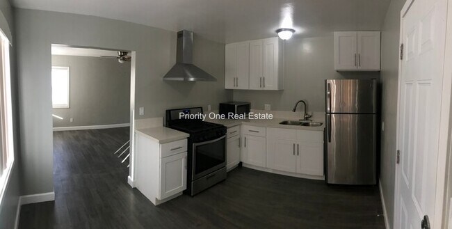 Building Photo - 2 bedroom, 1 bathroom home with garage and...