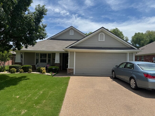 Building Photo - 713 Heston Cir