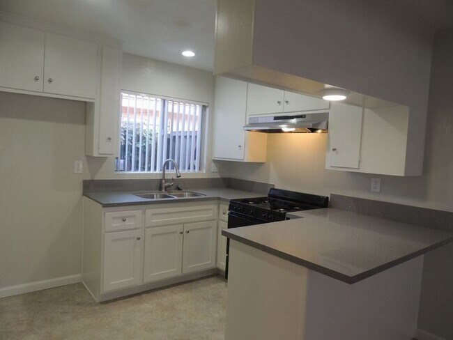 Foto del edificio - Renovated Townhouse in Paramount w/ Parkin...