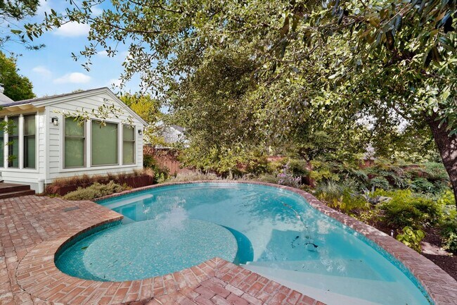Foto del edificio - Gorgeous 2/2 Bungalow with Private Pool