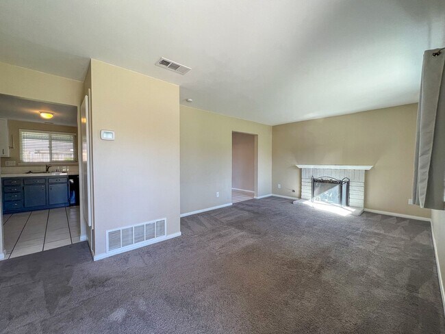 Foto del edificio - PRICE REDUCTION!! Gorgeous 4 Bedroom, 2.5 ...