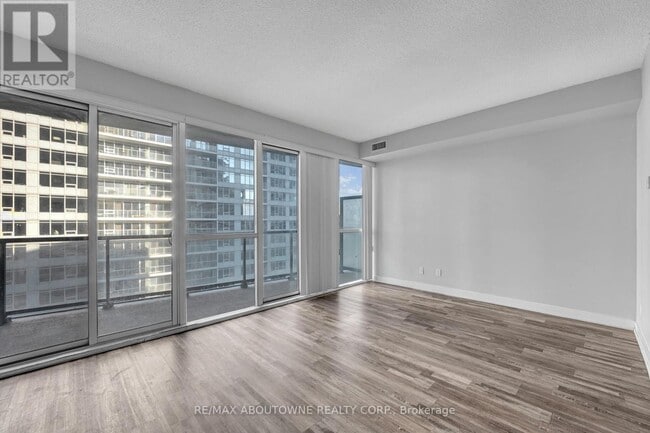 Building Photo - 20 Bruyeres Mews