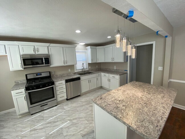 Building Photo - Like New Close to MSU 2 br 2 ba with basement