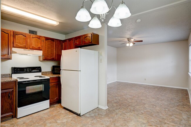 Building Photo - 2 br, 1 bath 4plex - 19221 San Marcos Hwy ...