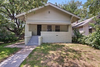 Building Photo - 631 SW Lindenwood Ave