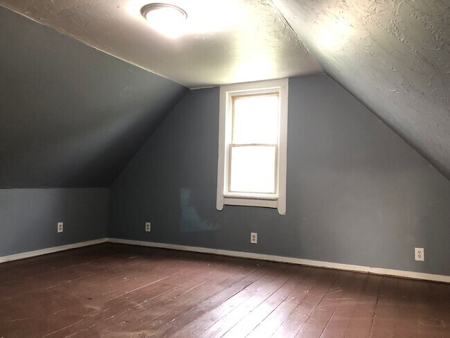 Building Photo - 3 BED 1 BATH SINGLE FAMILY HOME IN THE CLA...
