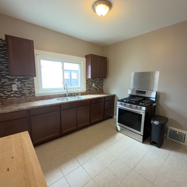 Foto del edificio - Charming 3 bedroom home with laundry included!