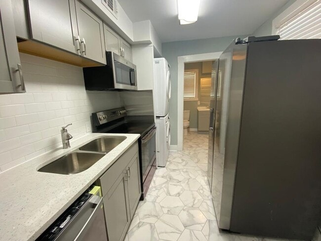 Building Photo - Large Brand New - One Bedroom (2 blocks from Historic Distr.)