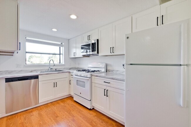 Building Photo - Must See 1 Bed 1 Bath Cottage in the heart...