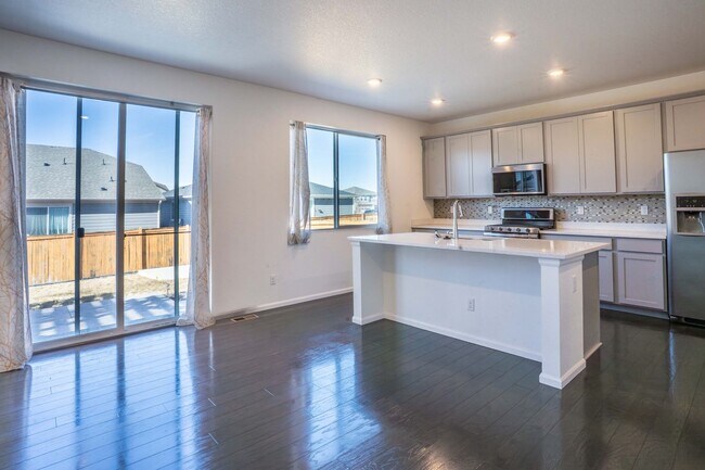 Foto del edificio - Available NOW! 4 Bedroom 3 Bath Beautiful Home