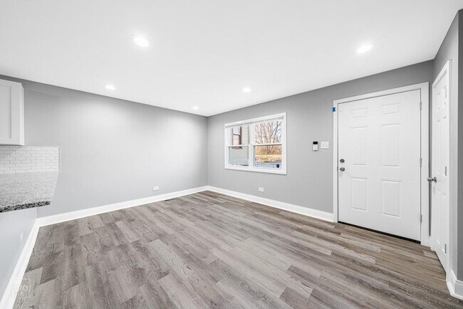 Building Photo - 7525 S Drexel Ave