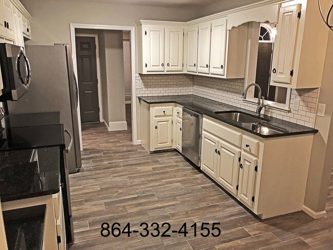 Cocina se abre hacia la amplia sala de estar - 601 Savannah Ct