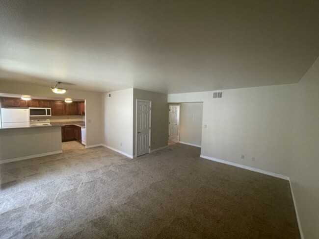 Building Photo - Great 2 Bedroom Unit Centrally Located in ...