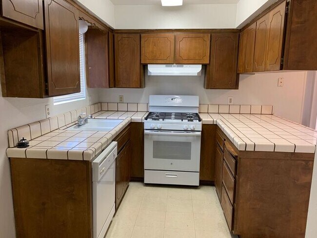 Building Photo - 2 Bedroom, 1 Bath available in Tulare!