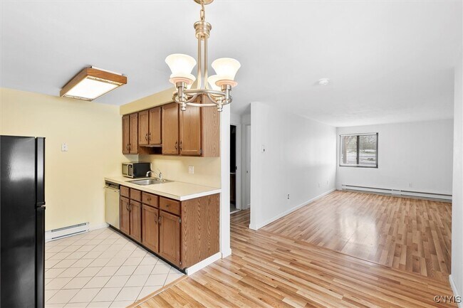 Foto del edificio - 325 Village Blvd N