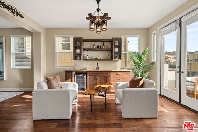 Building Photo - 657 S Ave 61