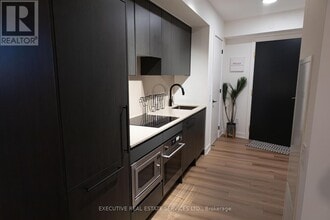 Building Photo - 5 Lakeview Ave