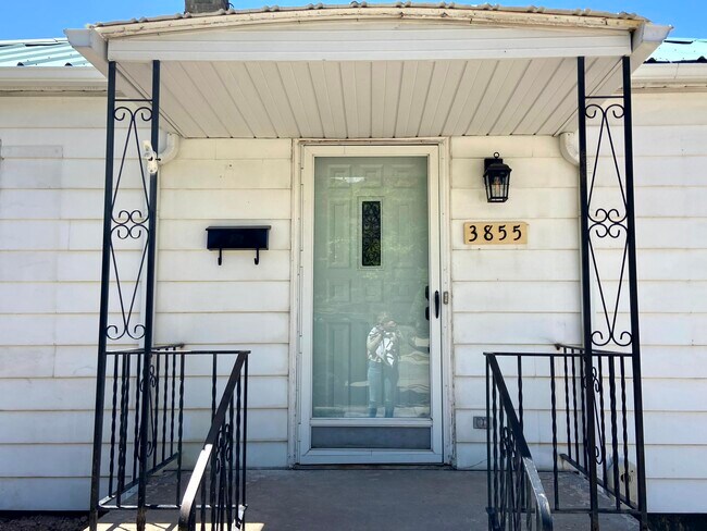 Puerta principal - 3855 Nordin Ave