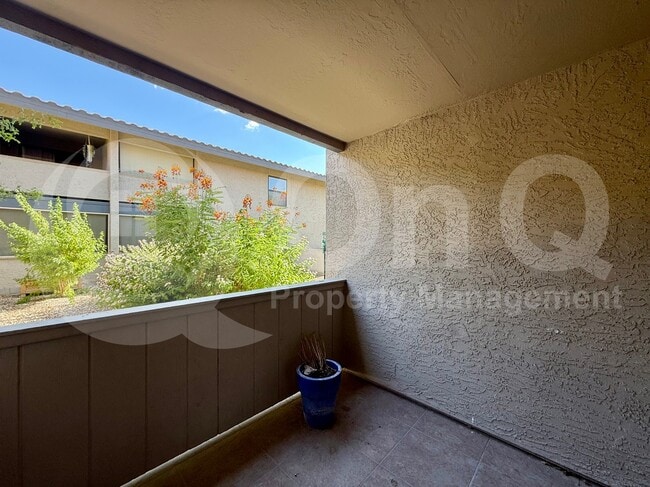 Building Photo - 1402 E Guadalupe Rd
