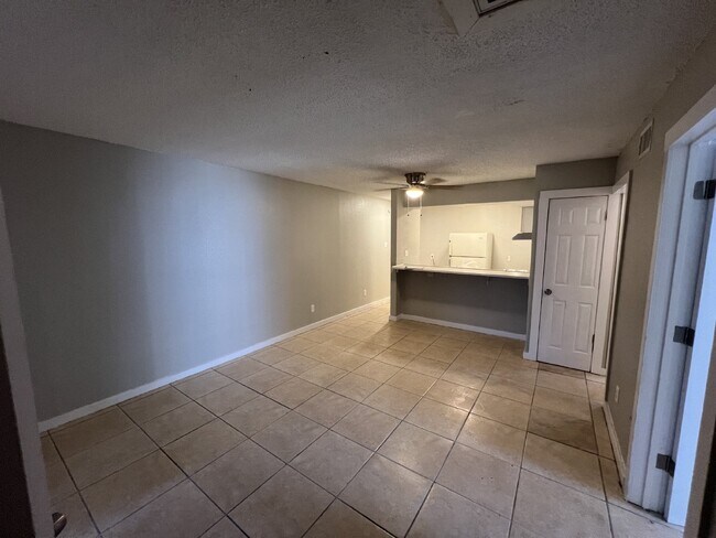 Foto del edificio - 3 bedroom/1 bathroom close to I10 and I35