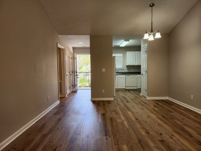 Building Photo - Updated 2 Bedroom 2 Bath Condo in Gated Co...