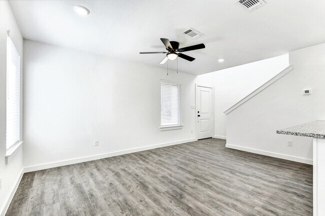 Building Photo - 307 W Hull St
