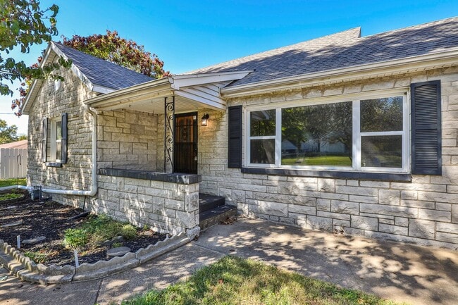 Building Photo - Adorable 4 bedroom | 2 bathroom | 2 car ga...