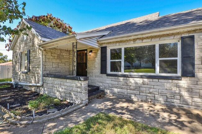 Foto del edificio - Adorable 4 bedroom | 2 bathroom | 2 car ga...