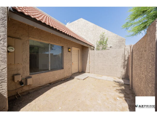 Building Photo - Discover this Impressive 2/1.5 Glendale Townhouse!
